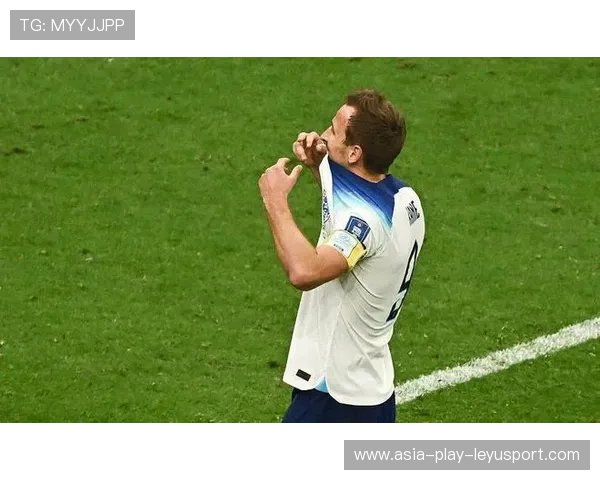 凯恩脚腕轻拨创造穿透传球，热刺中前场灵光乍现